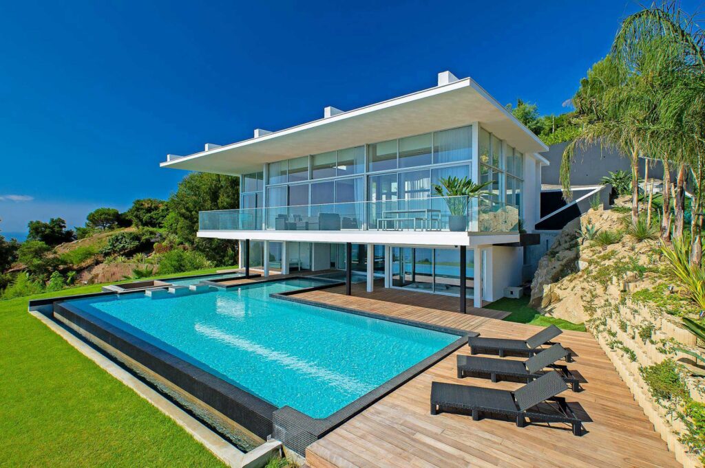 villa contemporaine avec piscine saint tropez